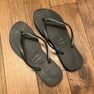Like New Havaianas 39-40 black with small platform